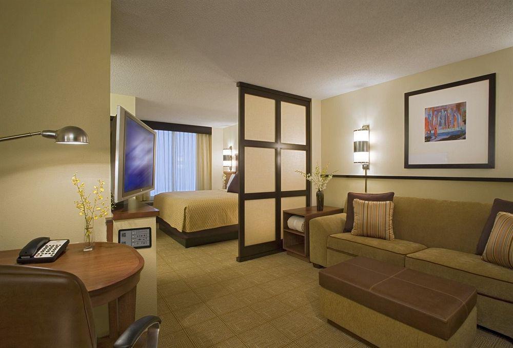 Comfort Suites Milwaukee West Room photo